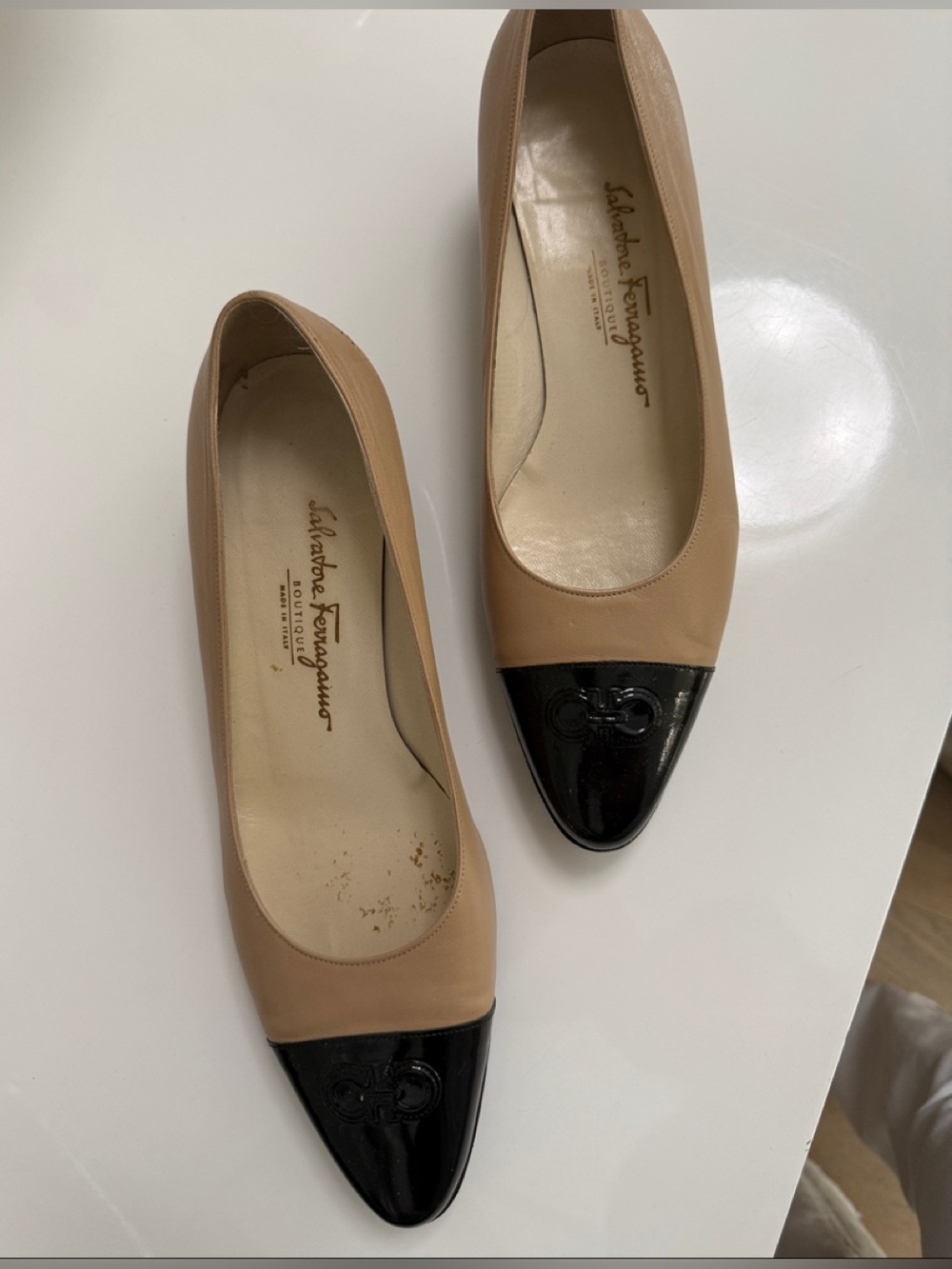 Salvatore Ferragamo Two-Tone Beige Leather Flats with Black Cap Toe size 8.5 B